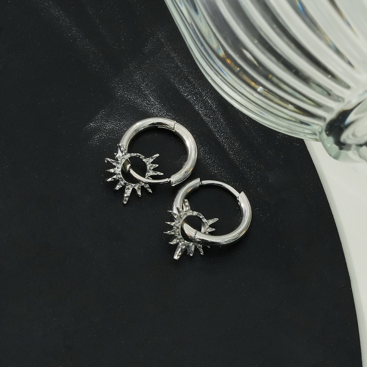 Créoles d'inspiration vintage en or blanc SONNE (ton argenté) avec breloques étoiles texturées