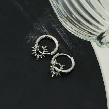 Créoles d'inspiration vintage en or blanc SONNE (ton argenté) avec breloques étoiles texturées