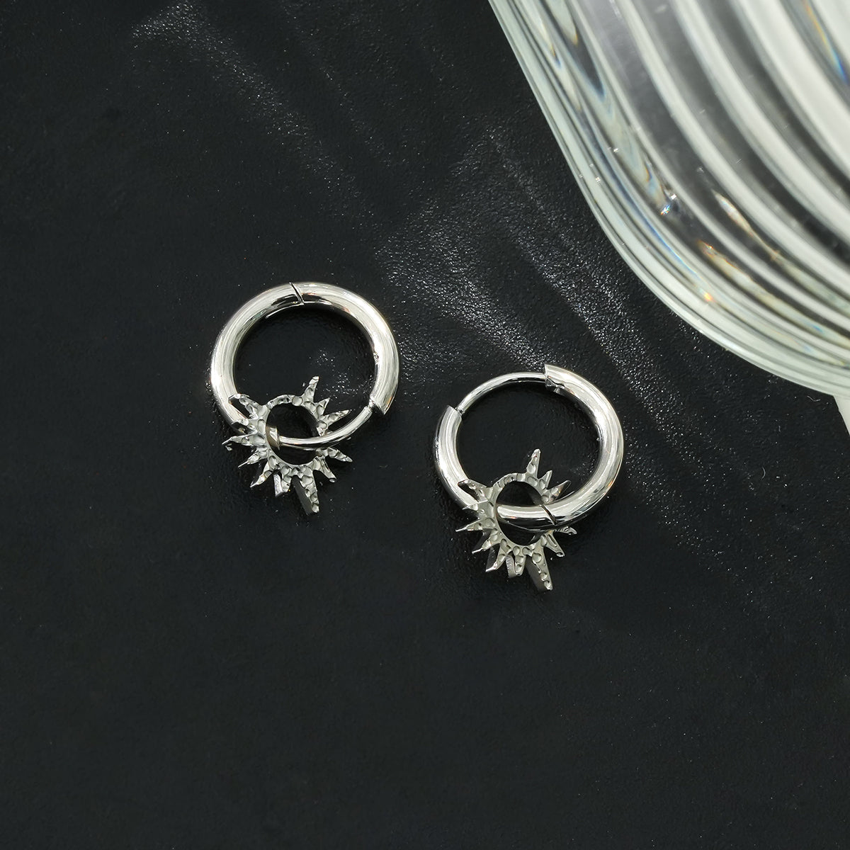 Créoles d'inspiration vintage en or blanc SONNE (ton argenté) avec breloques étoiles texturées