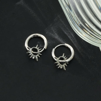 Créoles d'inspiration vintage en or blanc SONNE (ton argenté) avec breloques étoiles texturées