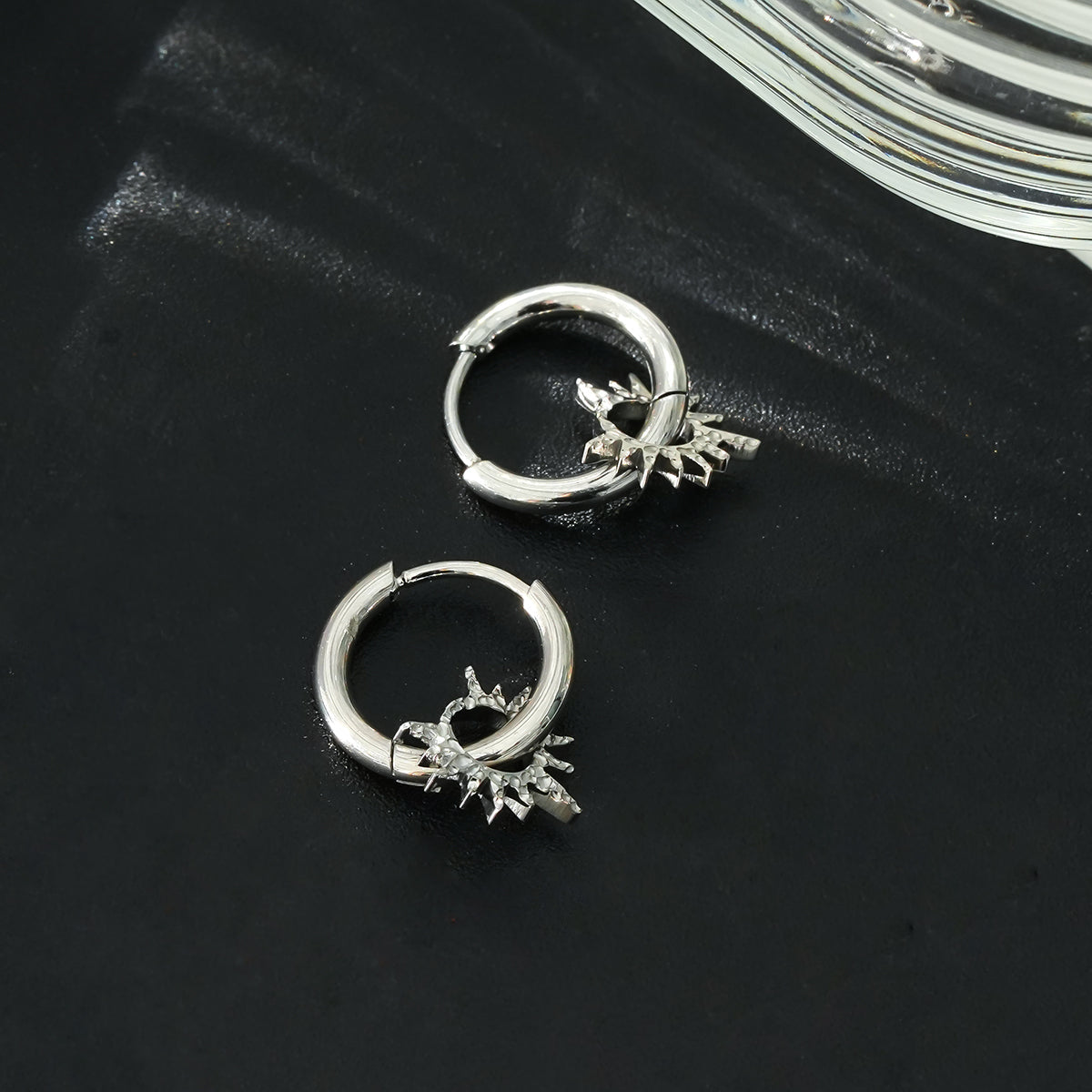 Créoles d'inspiration vintage en or blanc SONNE (ton argenté) avec breloques étoiles texturées