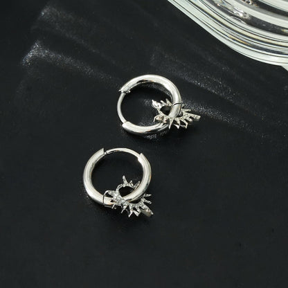 Créoles d'inspiration vintage en or blanc SONNE (ton argenté) avec breloques étoiles texturées
