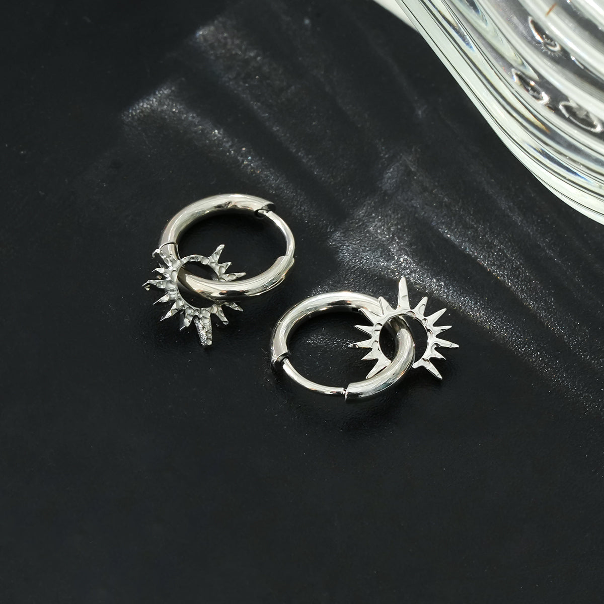 Créoles d'inspiration vintage en or blanc SONNE (ton argenté) avec breloques étoiles texturées
