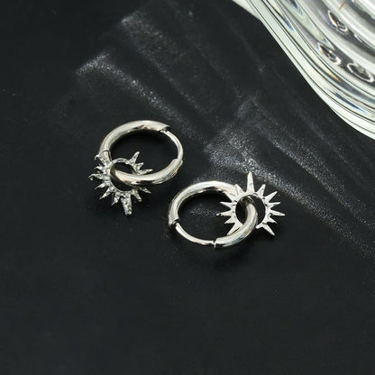 Créoles d'inspiration vintage en or blanc SONNE (ton argenté) avec breloques étoiles texturées