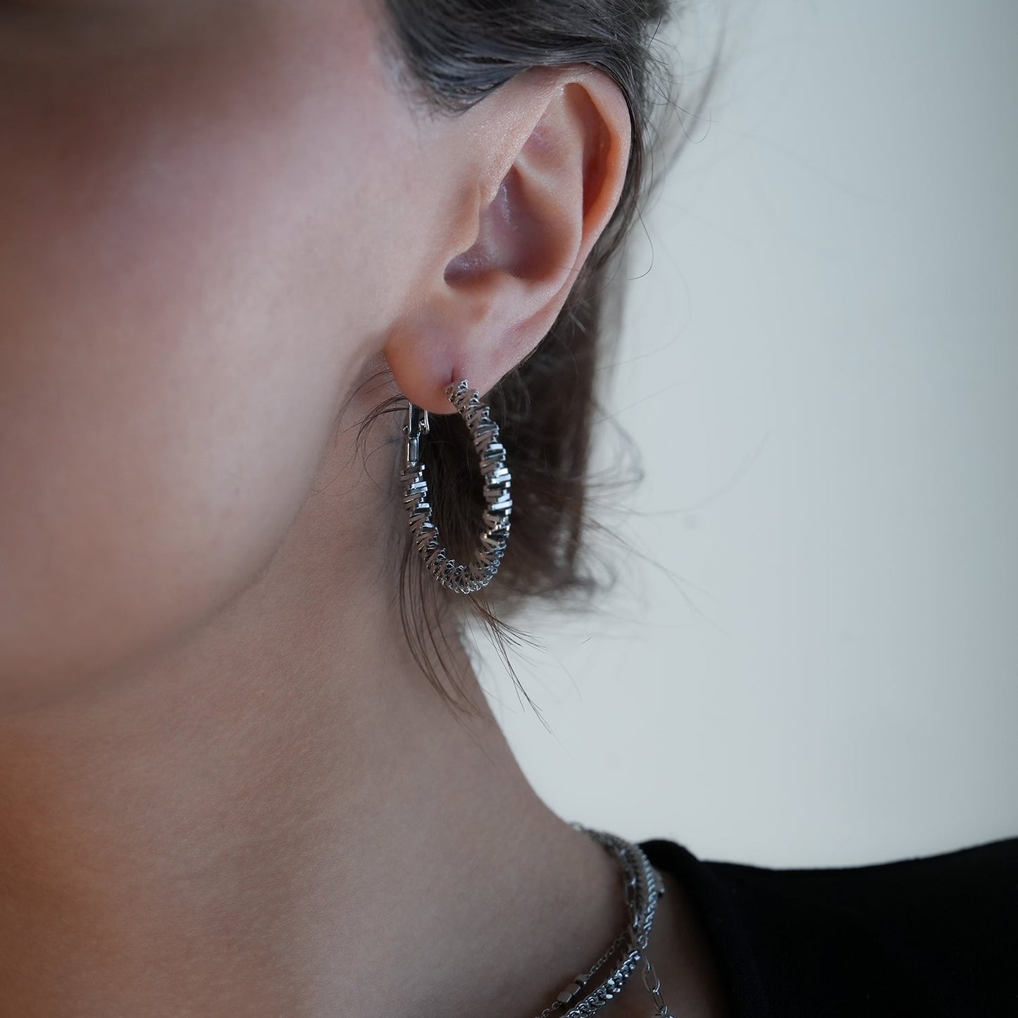Style SPRINGDALE Silver : Boucles d'oreilles créoles perlées carrées géométriques texturées