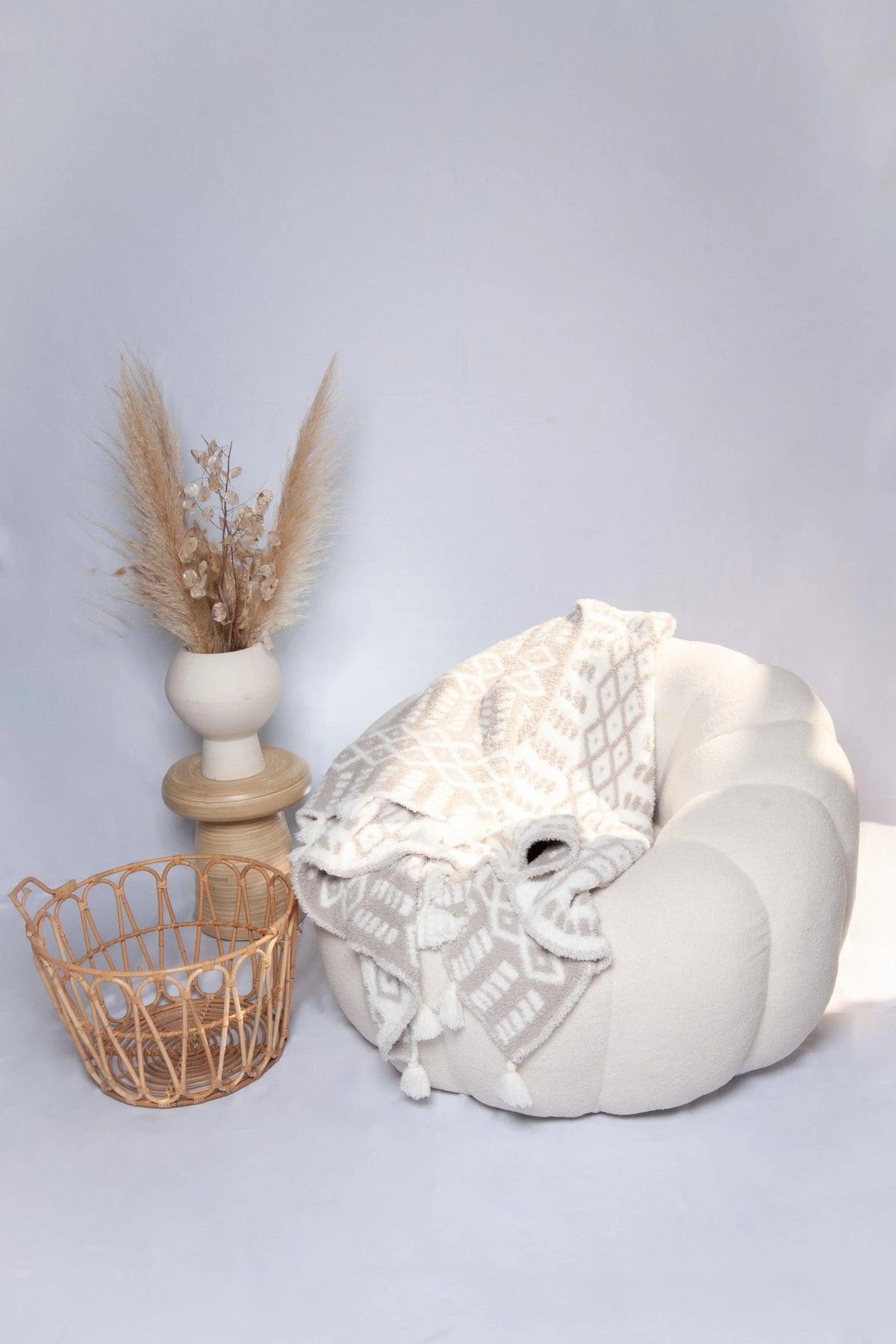 Jeté de lit allongé à imprimé motif losanges grège et blanc avec pompons