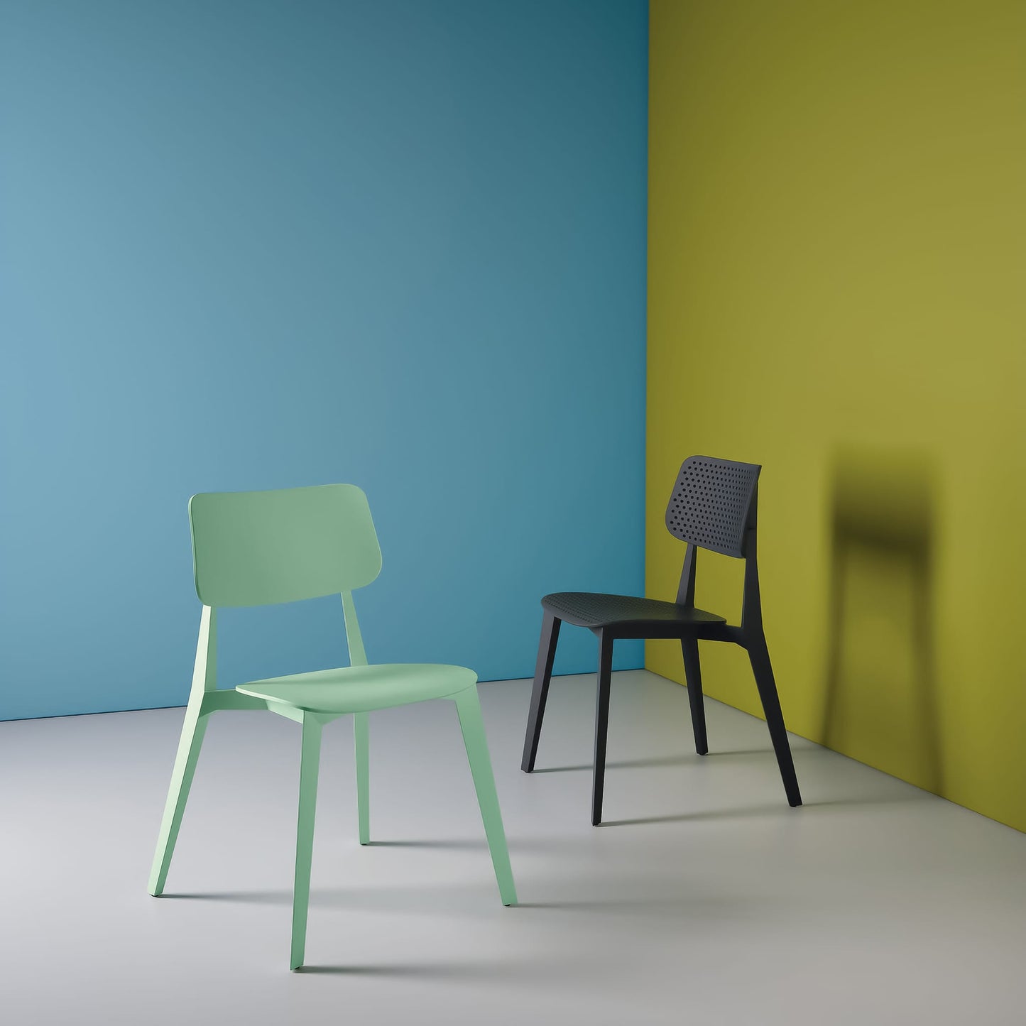 Chaise perforée Stellar<br> Utilisation intérieure et extérieure