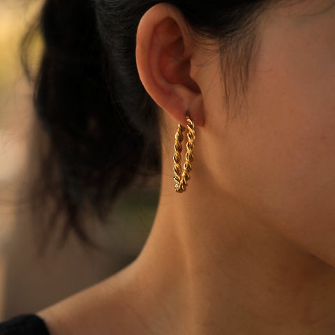 Boucles d'oreilles créoles torsadées dorées SUKI
