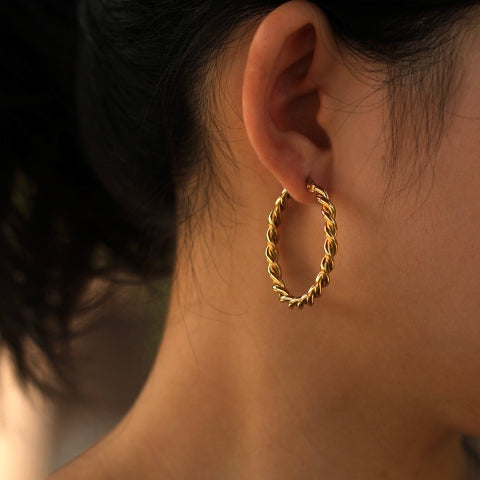 Boucles d'oreilles créoles torsadées dorées SUKI