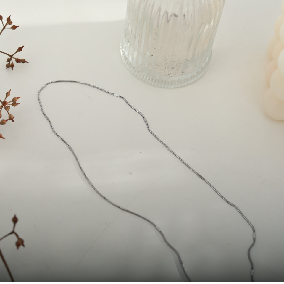 SVETA : Collier en argent, fin et minimaliste