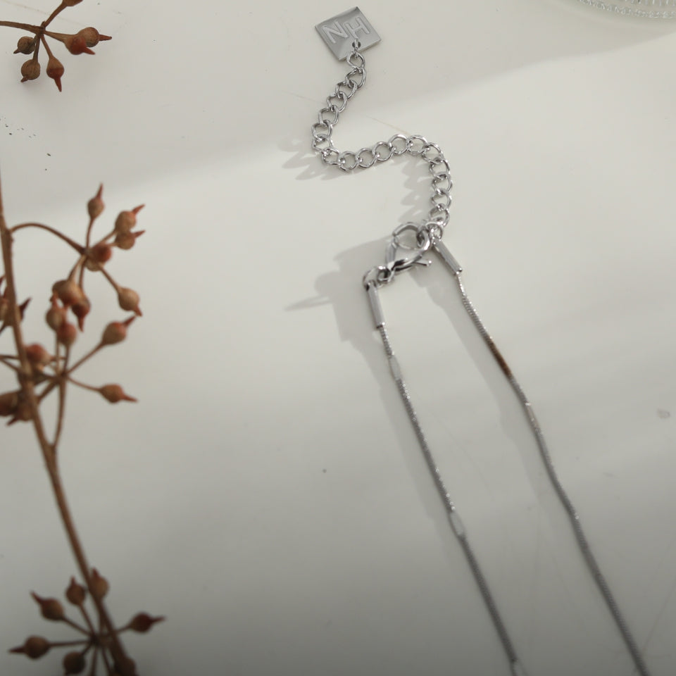 SVETA : Collier en argent, fin et minimaliste