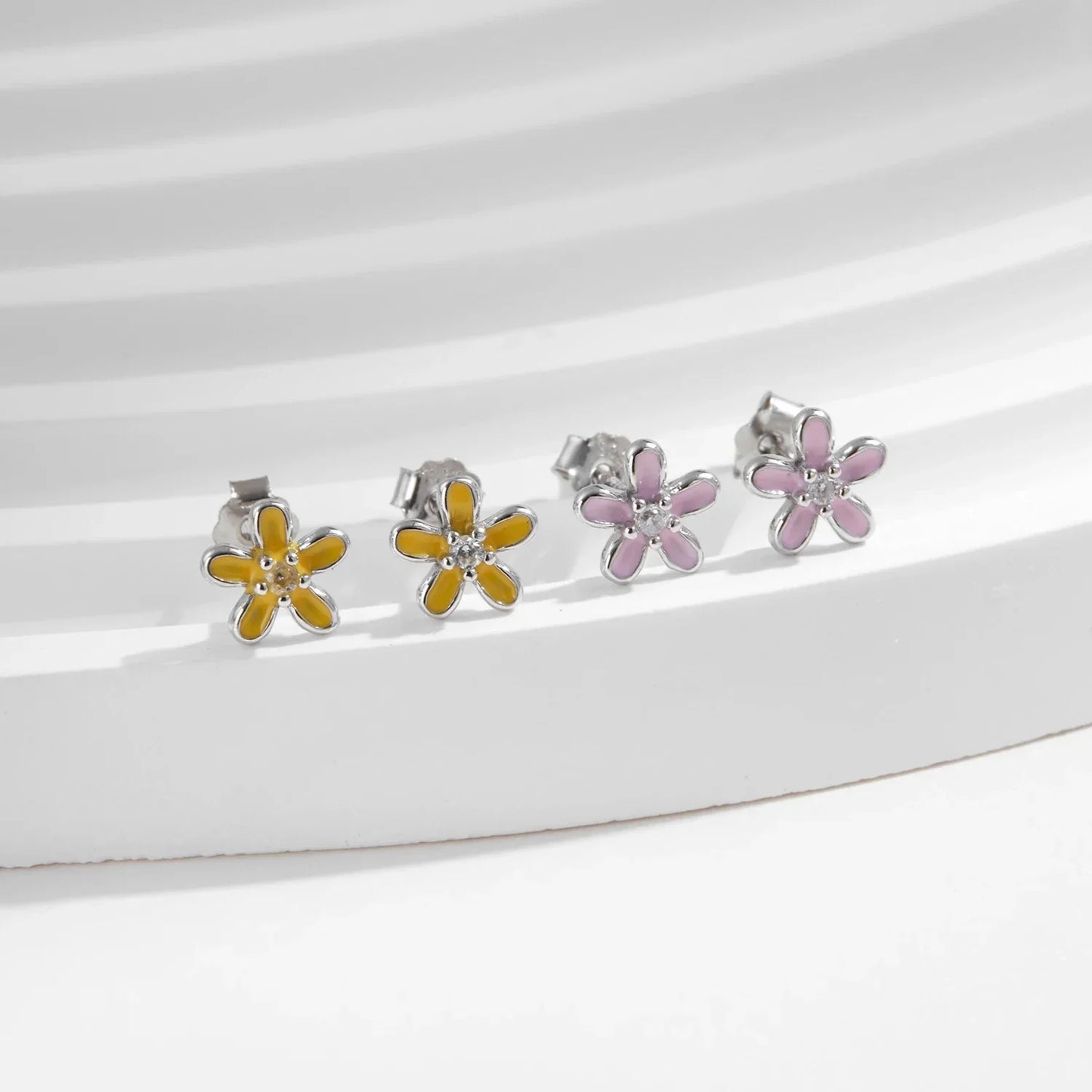 Boucles d'oreilles clous fleur en émail coloré en argent sterling 925 - Minimalistes et mignonnes