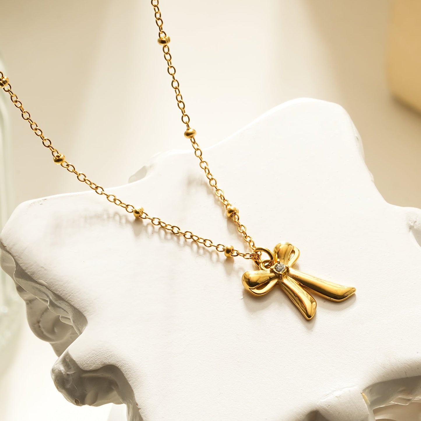 TALIANA Gold : Collier chaîne délicate perlée avec pendentif nœud et zircone solitaire – Bijou élégant pour tous les jours