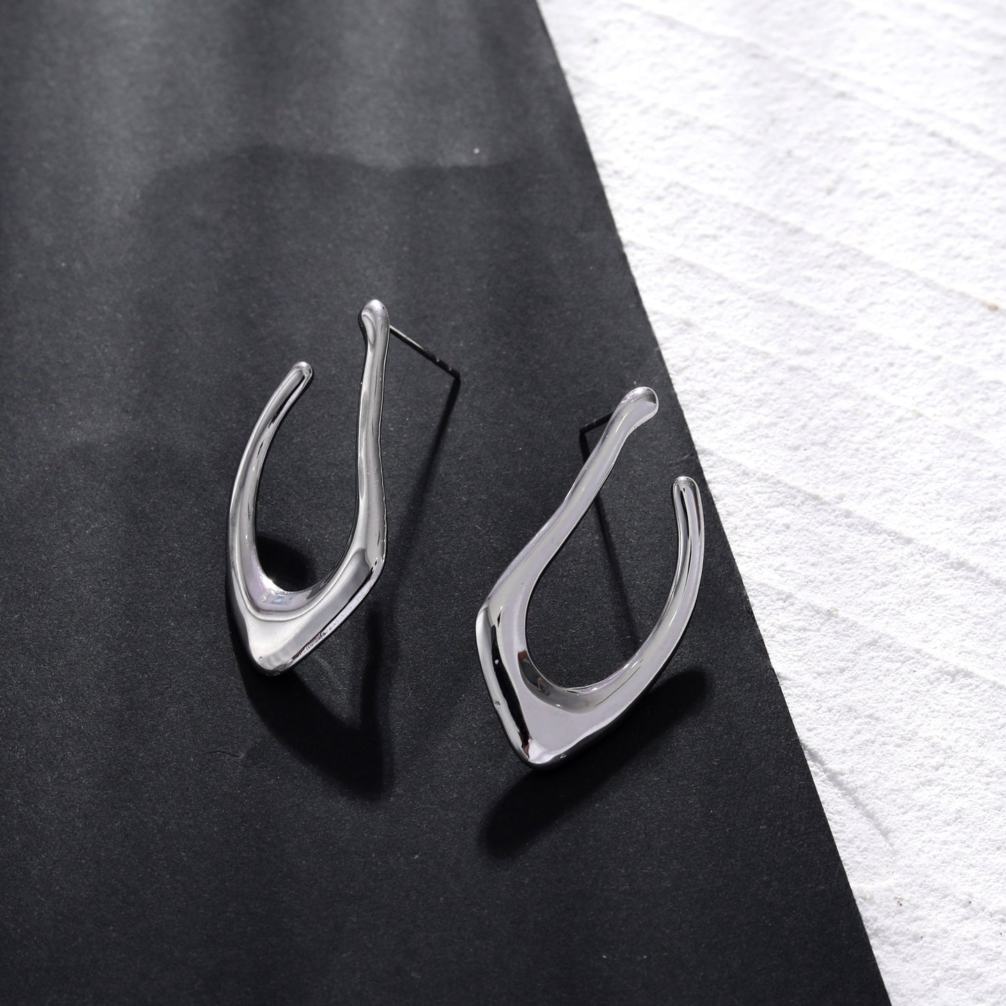 Boucles d'oreilles créoles forme abstraite TARAJI en argent