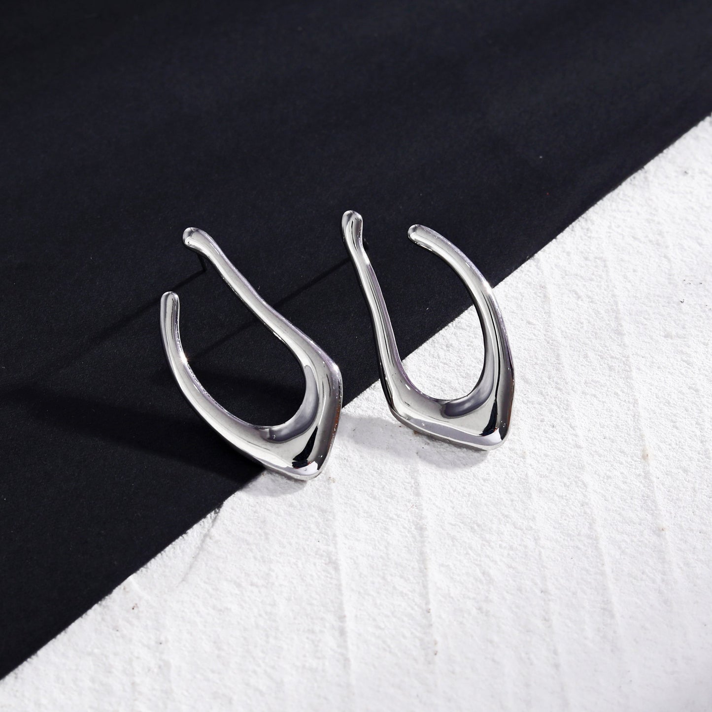Boucles d'oreilles créoles forme abstraite TARAJI en argent