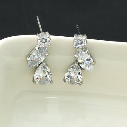 THEOLA: Boucles d'oreilles clous empilables en moissanite triple Radiance en or blanc rhodié