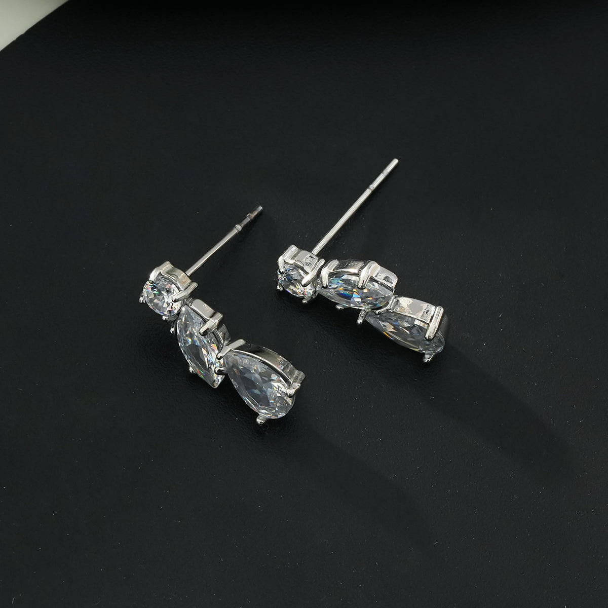 THEOLA: Boucles d'oreilles clous empilables en moissanite triple Radiance en or blanc rhodié