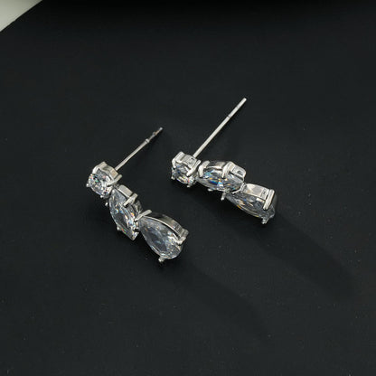 THEOLA: Boucles d'oreilles clous empilables en moissanite triple Radiance en or blanc rhodié