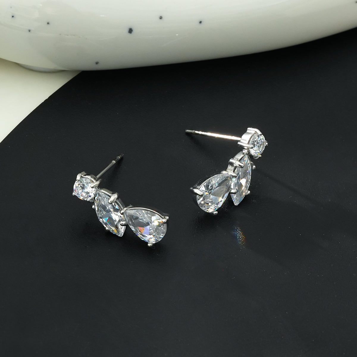 THEOLA: Boucles d'oreilles clous empilables en moissanite triple Radiance en or blanc rhodié