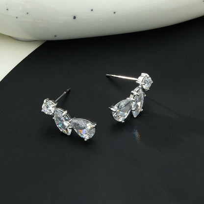 THEOLA: Boucles d'oreilles clous empilables en moissanite triple Radiance en or blanc rhodié