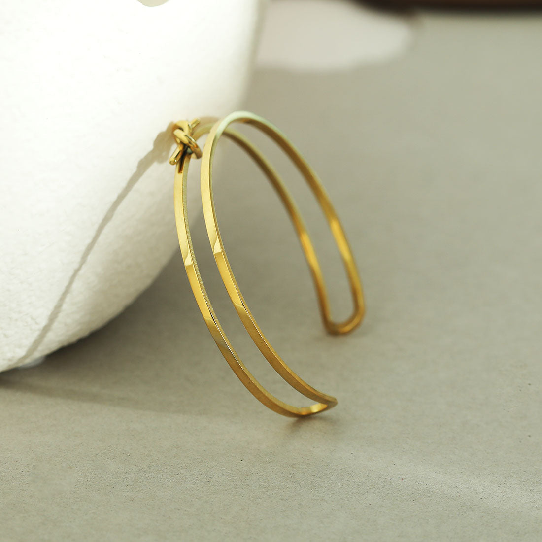 LIÉ : Bracelet empilé détaillé avec nœud, couleur or
