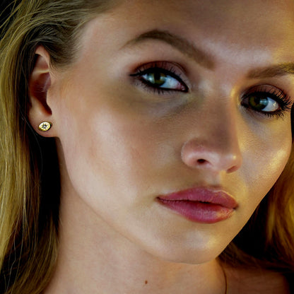 TINDRA : Boucles d'oreilles clous ovales en or avec un solitaire en zircone