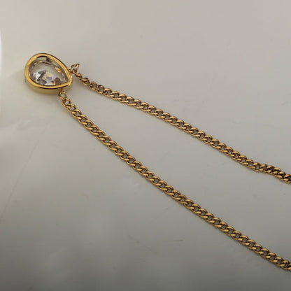 TWYLA : Collier à pendentif en cristal en forme de goutte d'eau sur une chaîne à maillons.