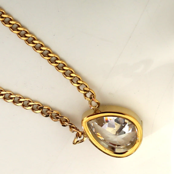 TWYLA : Collier à pendentif en cristal en forme de goutte d'eau sur une chaîne à maillons.
