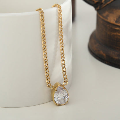 TWYLA : Collier à pendentif en cristal en forme de goutte d'eau sur une chaîne à maillons.