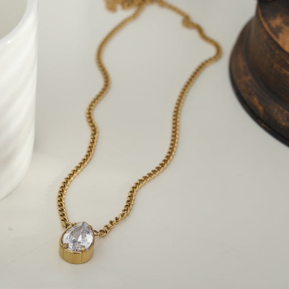 TWYLA : Collier à pendentif en cristal en forme de goutte d'eau sur une chaîne à maillons.