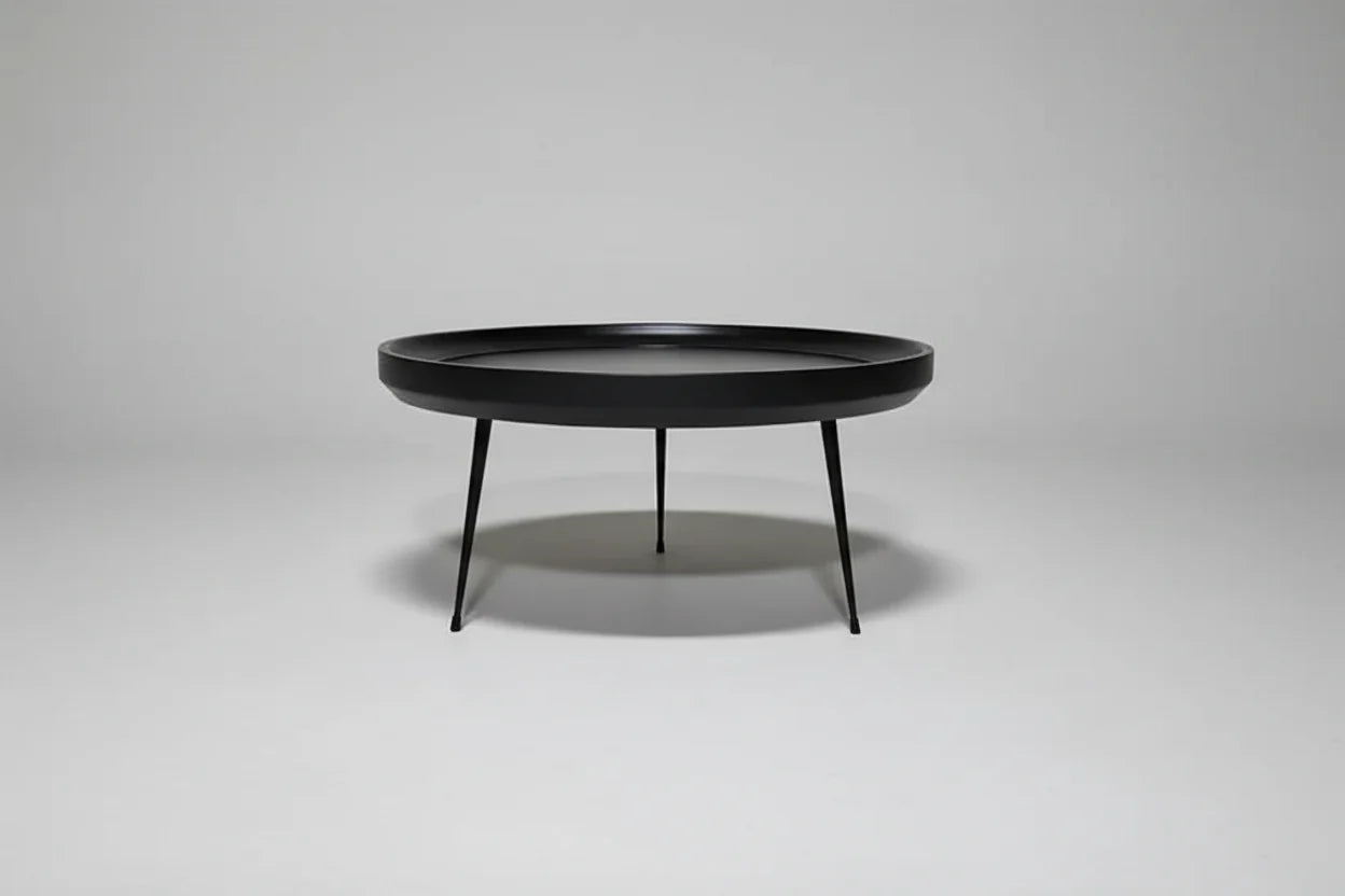 Round coffee table in black-finished mango wood
