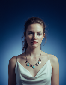Collier de perles minimaliste bleu glacier et argent avec feuilles de verre marron