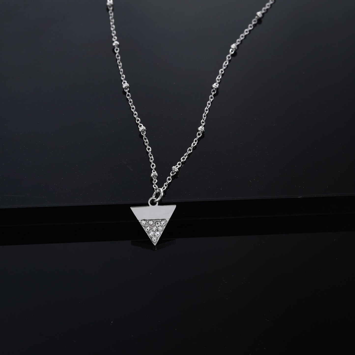 Collier chaîne perlée URIKA avec pendentif triangle pavé de zircons en argent
