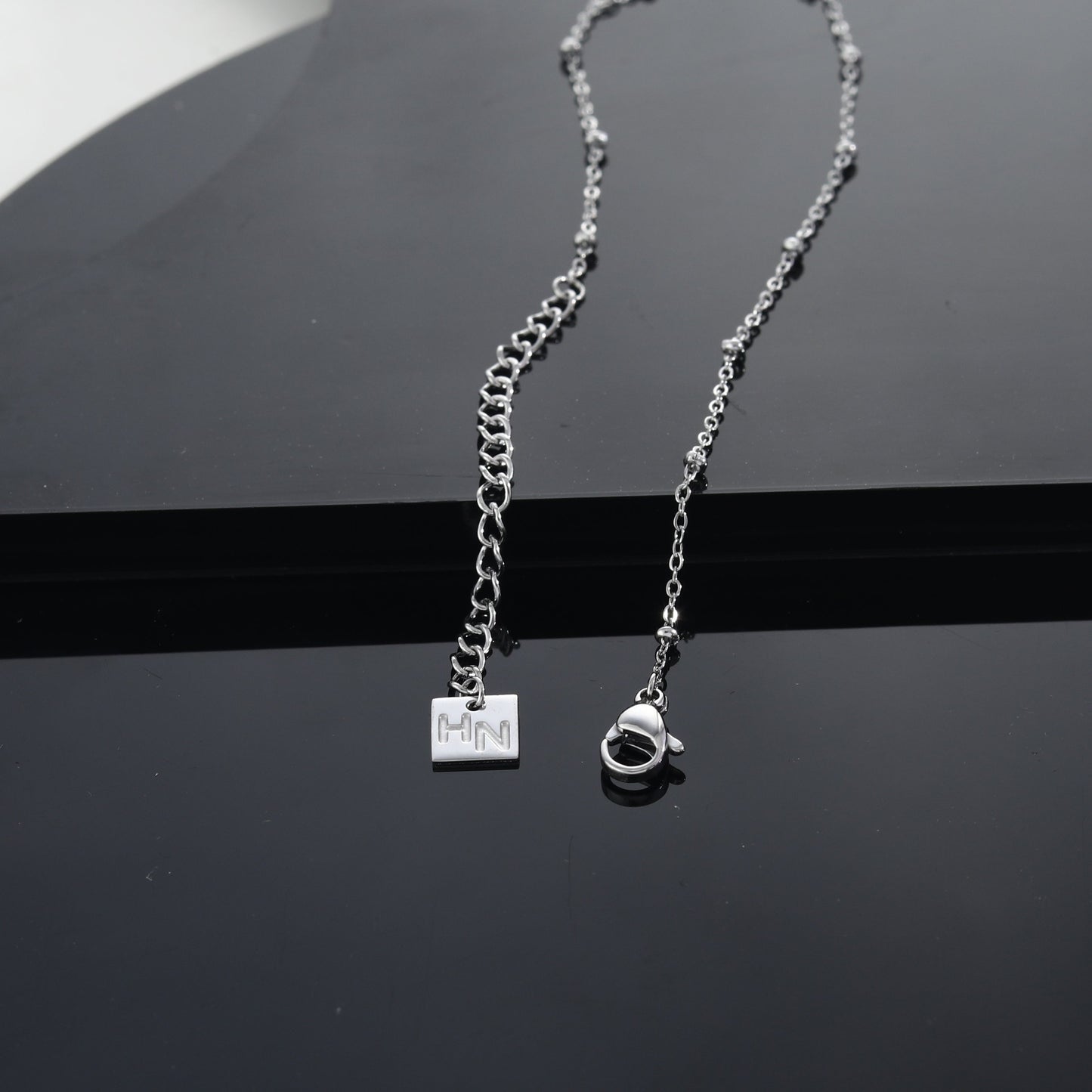 Collier chaîne perlée URIKA avec pendentif triangle pavé de zircons en argent