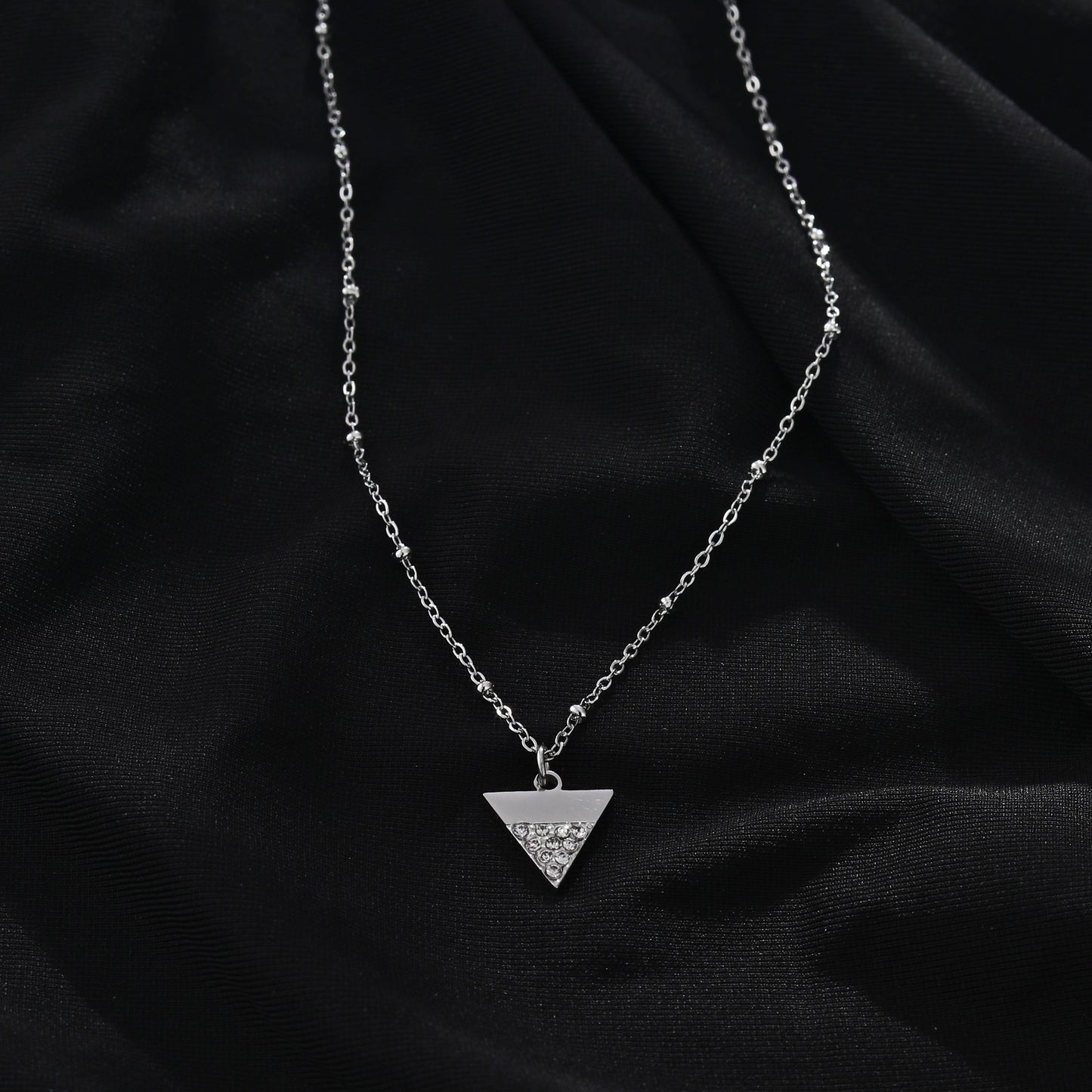 Collier chaîne perlée URIKA avec pendentif triangle pavé de zircons en argent