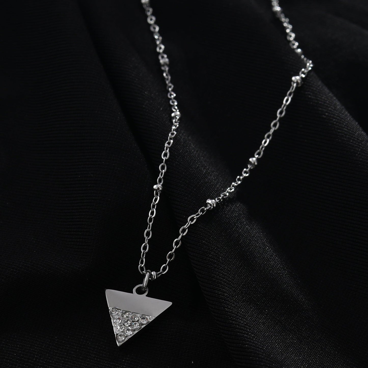 Collier chaîne perlée URIKA avec pendentif triangle pavé de zircons en argent