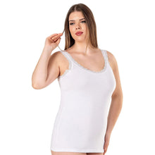 Caraco en coton grande taille avec dentelle et encolure dégagée