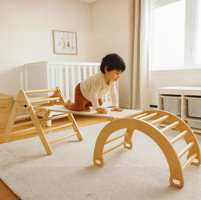 Triangle de Pikler en bois avec arche à bascule et toboggan + rampe | Aire de jeux d'escalade en bois