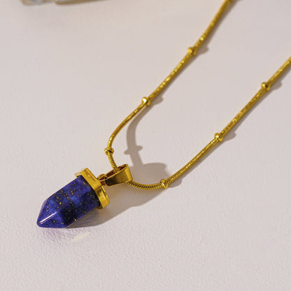 VIOLA : Collier avec pendentif en pierre de lapis-lazuli serti sur une chaîne perlée texturée peau de serpent