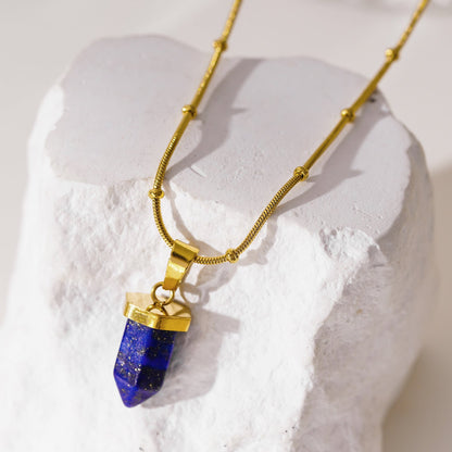 VIOLA : Collier avec pendentif en pierre de lapis-lazuli serti sur une chaîne perlée texturée peau de serpent