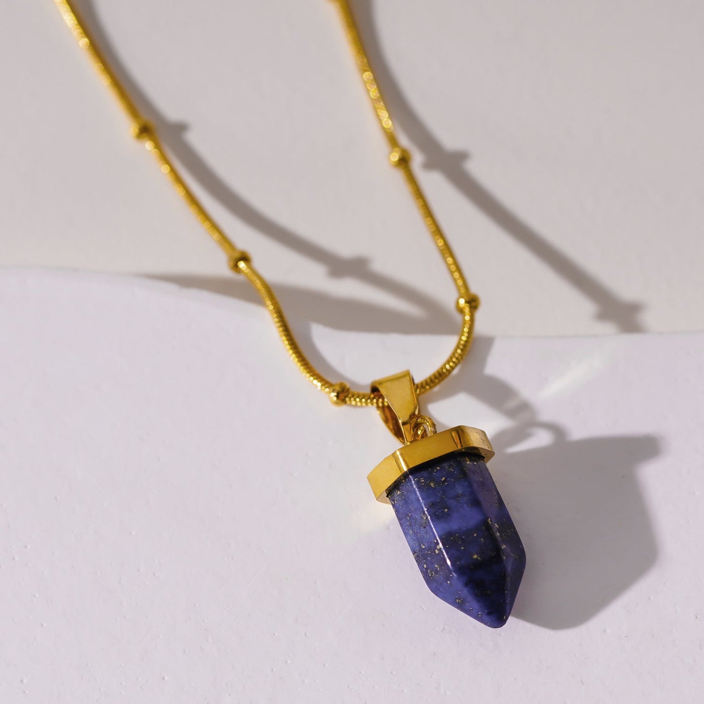 VIOLA : Collier avec pendentif en pierre de lapis-lazuli serti sur une chaîne perlée texturée peau de serpent