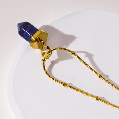 VIOLA : Collier avec pendentif en pierre de lapis-lazuli serti sur une chaîne perlée texturée peau de serpent