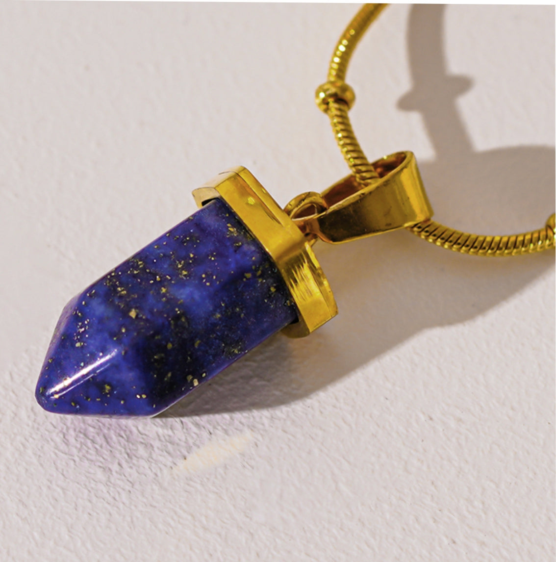 VIOLA : Collier avec pendentif en pierre de lapis-lazuli serti sur une chaîne perlée texturée peau de serpent