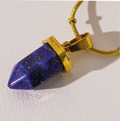 VIOLA : Collier avec pendentif en pierre de lapis-lazuli serti sur une chaîne perlée texturée peau de serpent