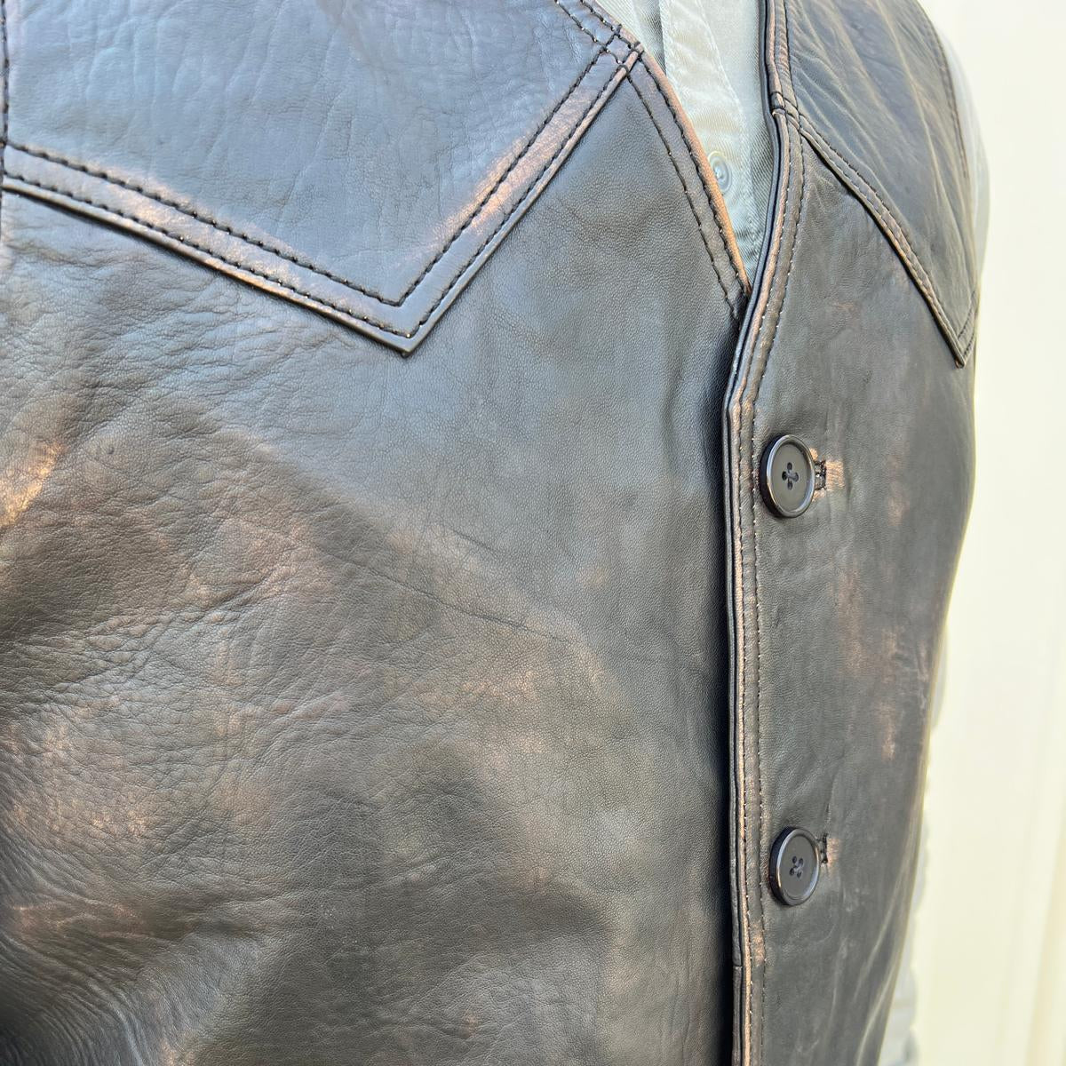 Gilet en cuir de mouton pour homme. Fermeture classique boutonnée et poches avant