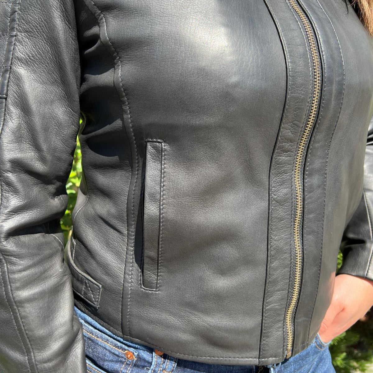 Veste en cuir d'agneau pour femme avec épaules surpiquées