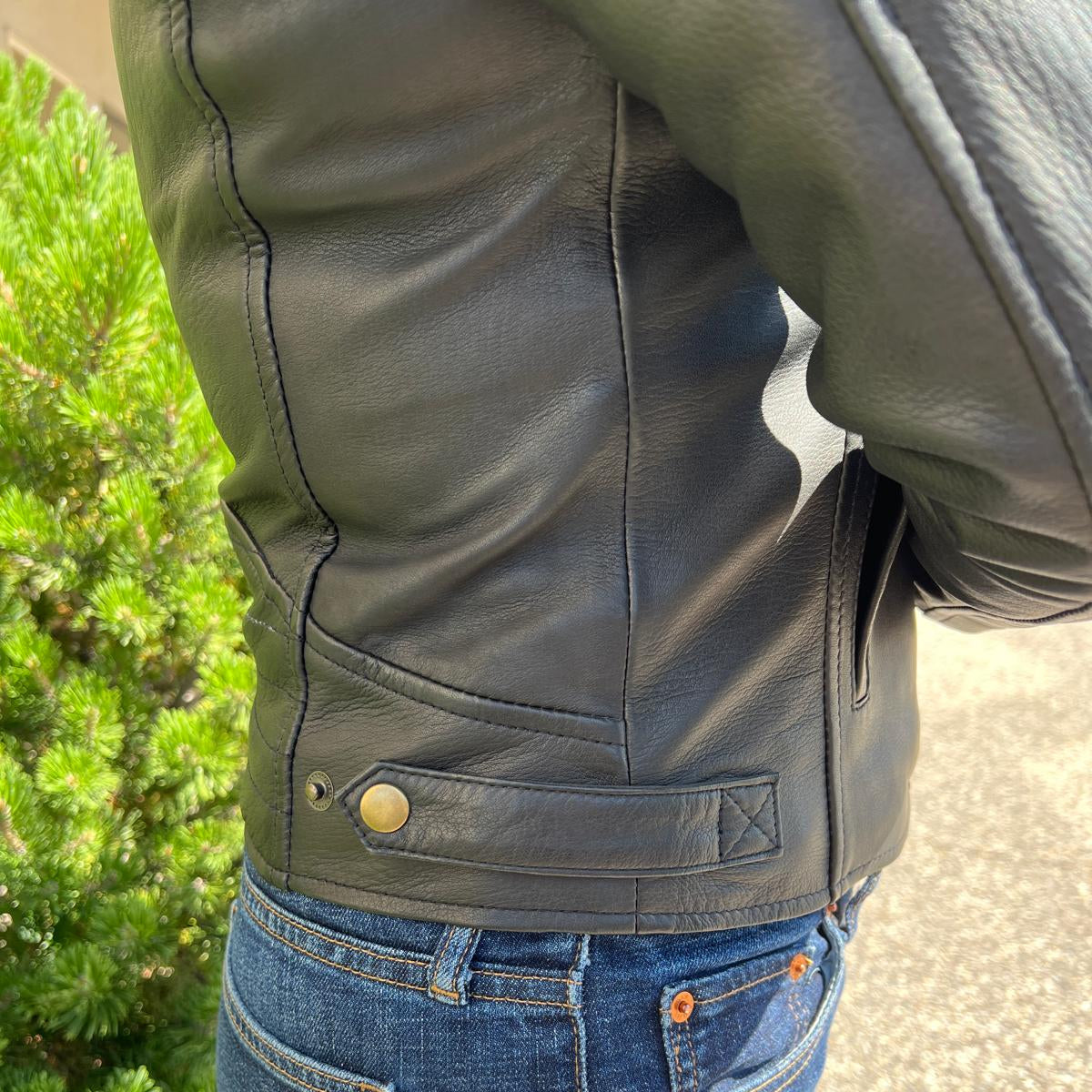 Veste en cuir d'agneau pour femme avec épaules surpiquées