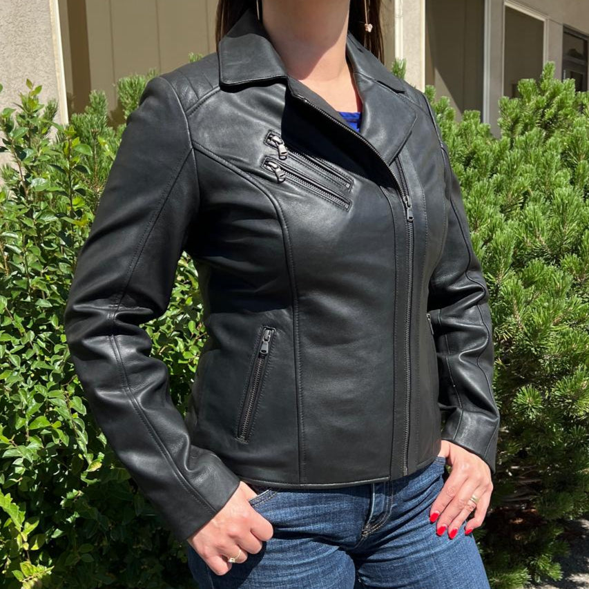 Veste femme en cuir d'agneau style motard avec col asymétrique et épaules matelassées