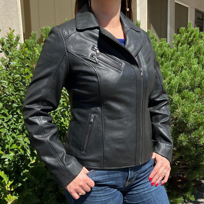 Veste femme en cuir d'agneau style motard avec col asymétrique et épaules matelassées