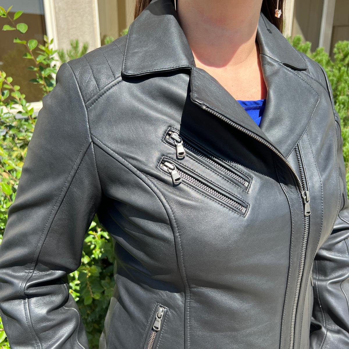 Veste femme en cuir d'agneau style motard avec col asymétrique et épaules matelassées